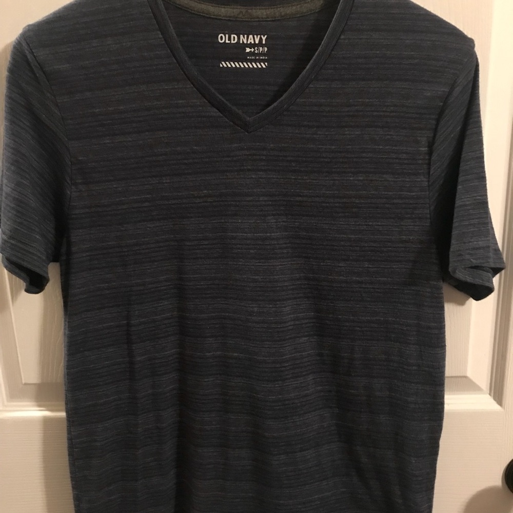 Men’s Old Navy V-neck tee